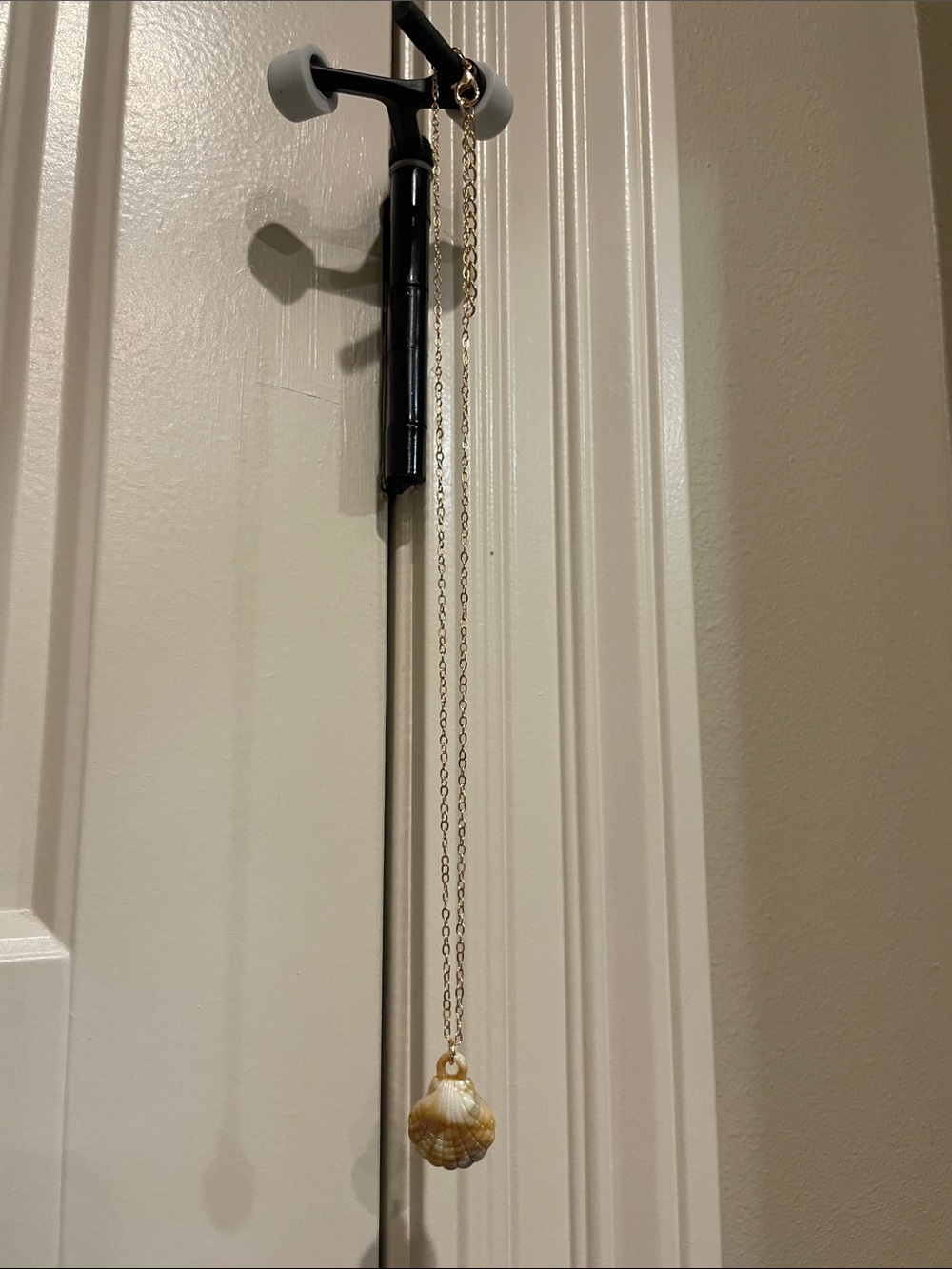 BRAND NEW Seashell Pendant Necklace in Gold